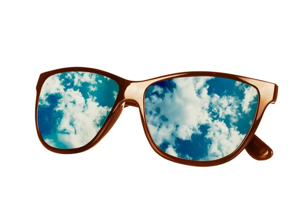 Gafas de sol tienen un cielo que se refleja en un aislado — Foto de Stock