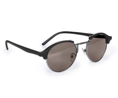 Beyaz arka plan üzerinde güneş gözlüğü