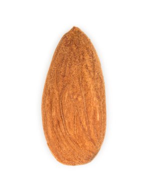 Beyaz arkaplanda izole edilmiş bademler