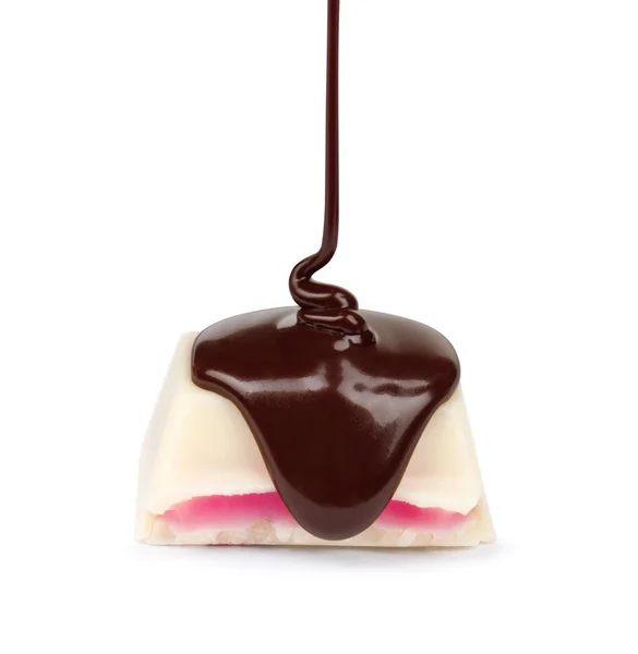 डार्क चॉकलेट पीई के साथ सफेद चॉकलेट के एक टुकड़े पर डाला जाता है — स्टॉक फ़ोटो, इमेज