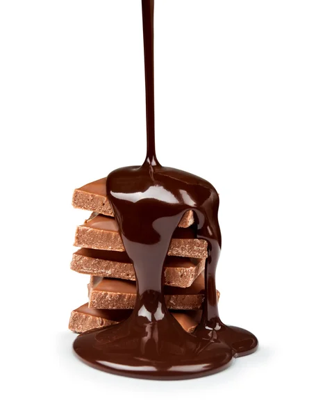 Стопка кусочков молочного шоколада наливает темный шоколад — стоковое фото