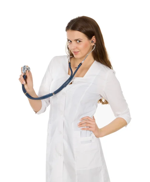 Médica feminina vestindo um casaco branco e estetoscópio — Fotografia de Stock