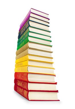Beyaz yalıtım üzerinde renkli vintage kitap yığını
