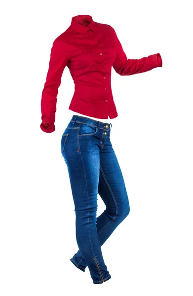 Denim placé en action : jeans femme bleu et chemise rouge busine — Photo