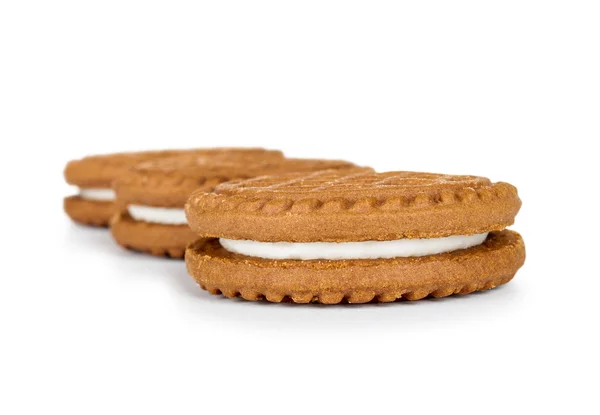 Deliciosas galletas de chocolate con crema sobre fondo aislado —  Fotos de Stock