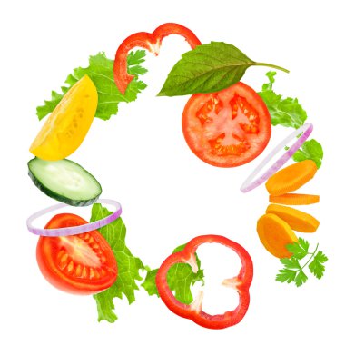 hafif salata Isolated beyaz b üzerinde uçan çeşitli taze sebze