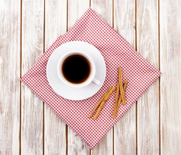 Vista superior de la taza de café en madera y tejido — Foto de Stock