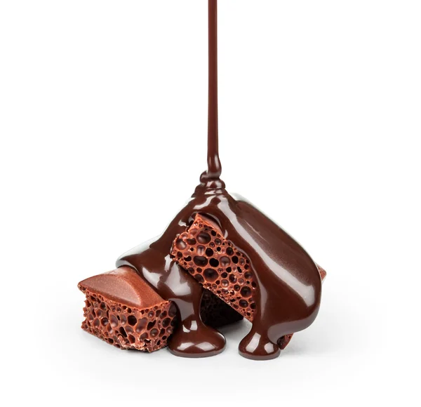 Plastry pasek czekolady mlecznej wylewa czekolady białe na białym tle na — Zdjęcie stockowe
