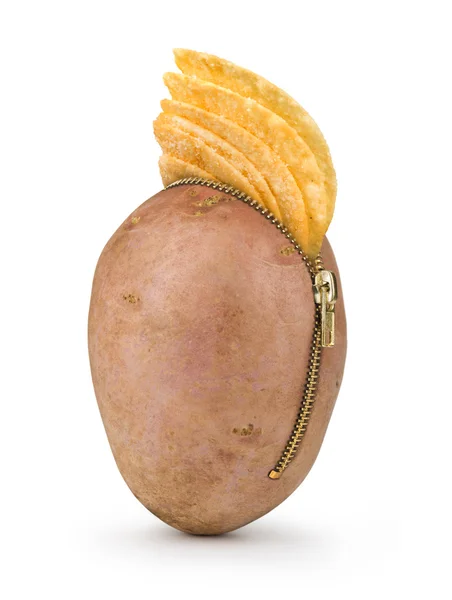 Potatischips i rad potatis med dragkedja isolerad på vit bakgrund, potatischips koncept — Stockfoto