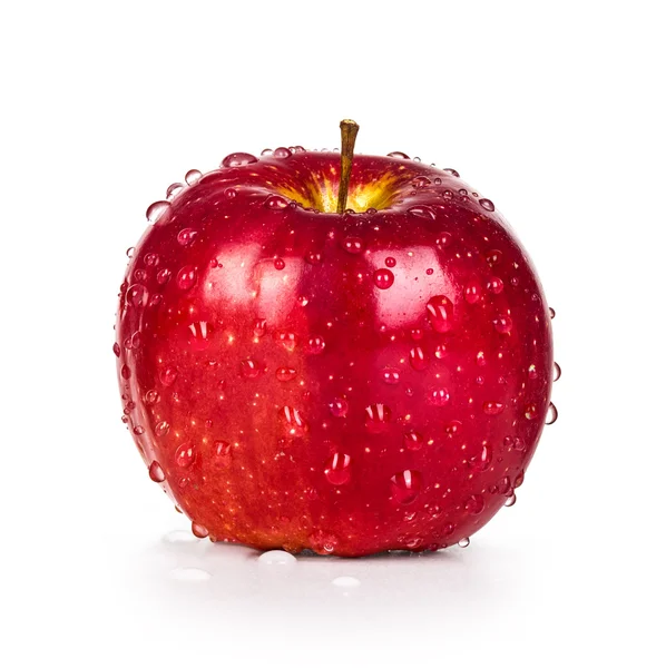 Apel merah lezat dengan embun terisolasi pada latar belakang putih — Stok Foto