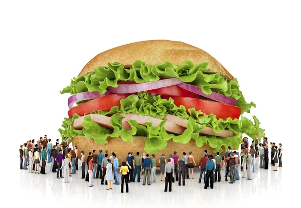 Πολλοί άνθρωποι εξετάζουν ένα τεράστιο burger. Πολλοί άνθρωποι πρωτότ — Φωτογραφία Αρχείου