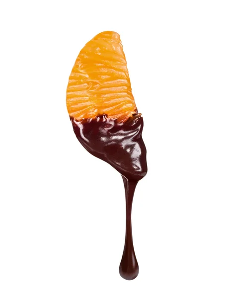 Fatia fresca de tangerina no chocolate isolado no backgrou branco — Fotografia de Stock