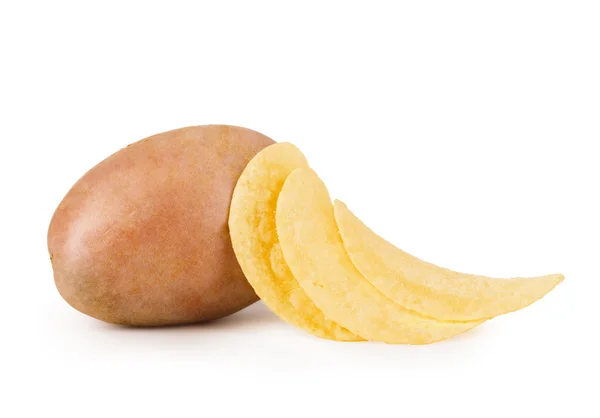 Kartoffeln und Chips auf weißem Hintergrund — Stockfoto