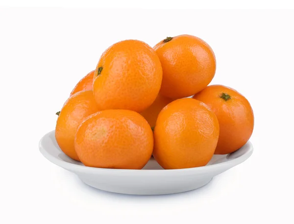 白い背景に白いプレート上のオレンジ — ストック写真