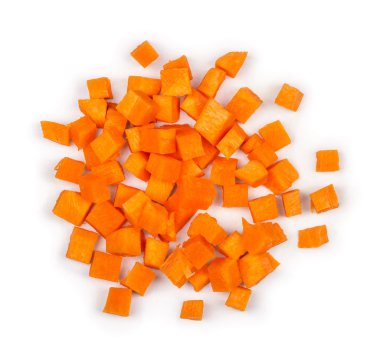 Beyaz bir arka plan üzerinde havuç kareler parçalar halinde kesilmiş