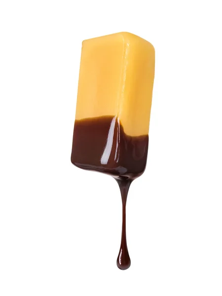 Met een stuk van karamel druipend van chocolade op een witte achtergrond — Stockfoto