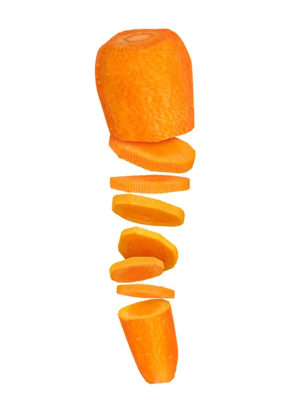 Морковь, разрезанная на куски в воздухе на белом фоне — стоковое фото