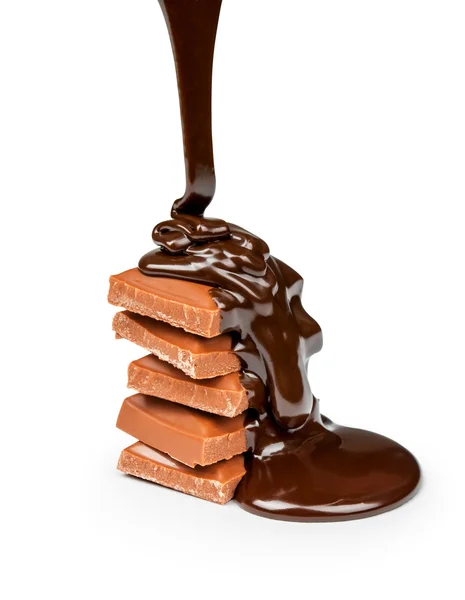 Sobre trozos de chocolate con leche vierte chocolate negro sobre una espalda blanca —  Fotos de Stock