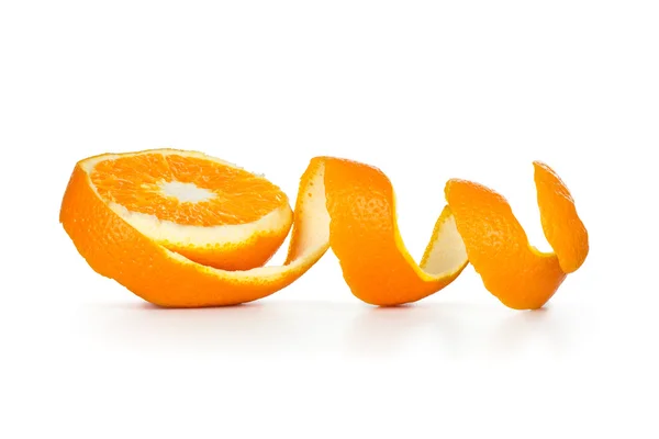 Pomarańczowa skórka spirali na białym tle — Zdjęcie stockowe