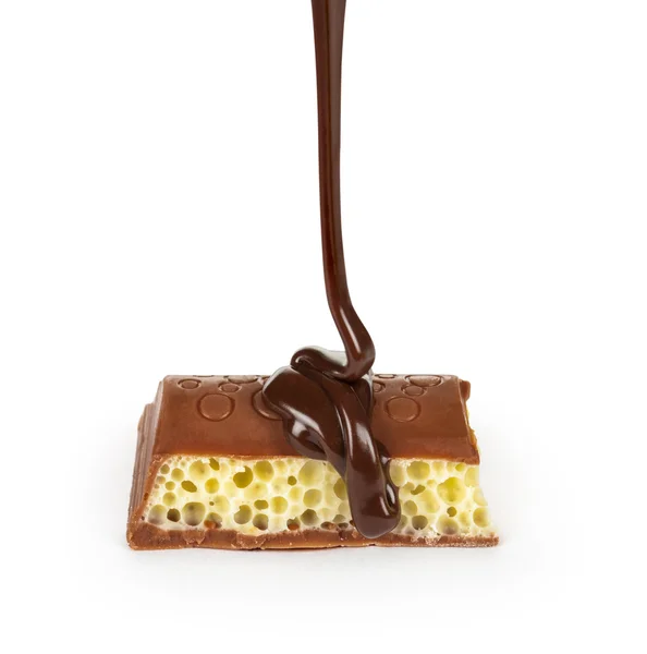 ダーク チョコレートは、w に多孔質のチョコレートの部分に注がれて — ストック写真