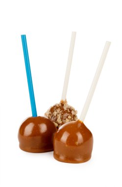 Beyaz bir arka plan üzerinde çikolata şurubu şeker