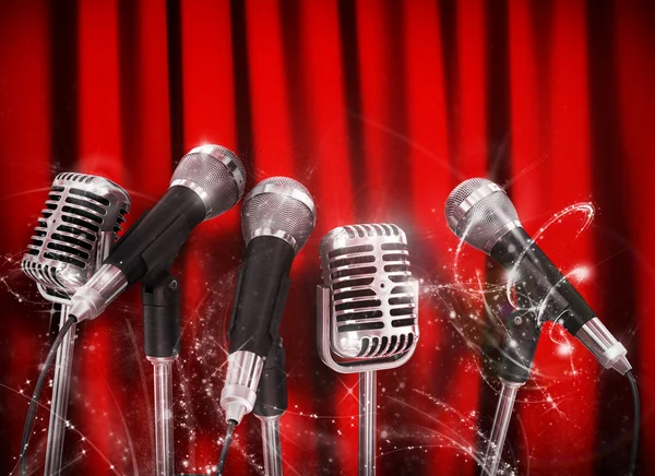Конференції, зустрічі мікрофони, уготоване балакун над червоний Курт — стокове фото