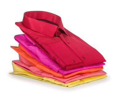 Beyaz bir arka plan üzerinde renkli gömlek yığını