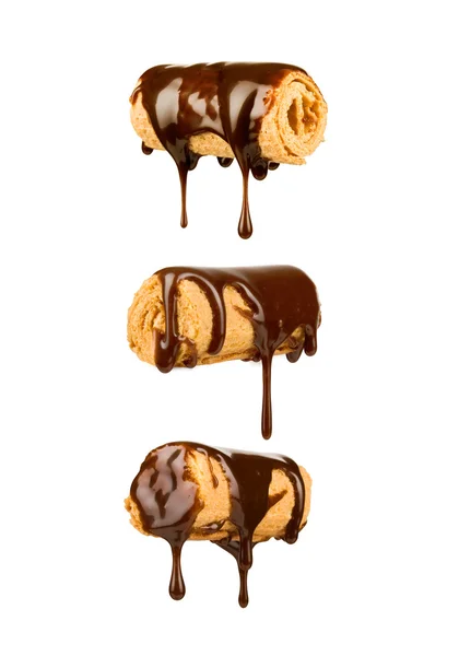 Xarope de chocolate derramando sobre um biscoito wafer doce — Fotografia de Stock