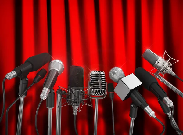 Różne mikrofony wyrównane na konferencji prasowej. — Zdjęcie stockowe