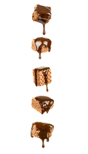 Choklad sirap hälla över en söt wafer cookies — Stockfoto