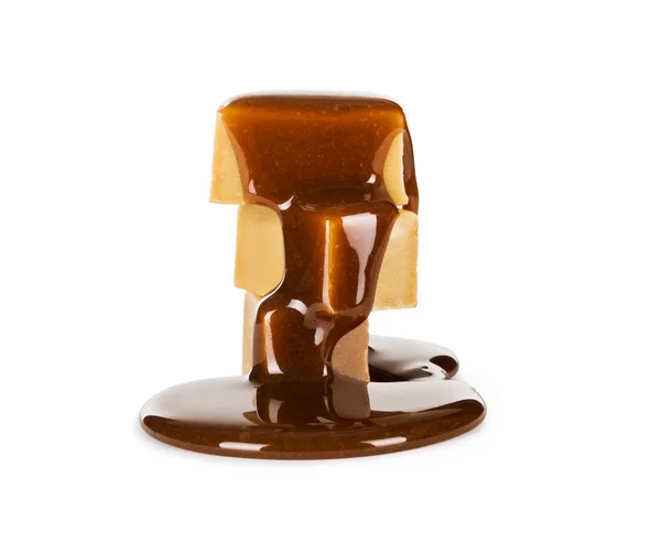 Sirop au chocolat au lait versé sur une barre recouverte de chocolat de — Photo