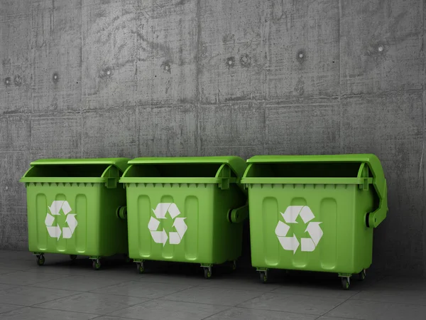 Basura puede cubos de basura fuera de la pared de hormigón . — Foto de Stock