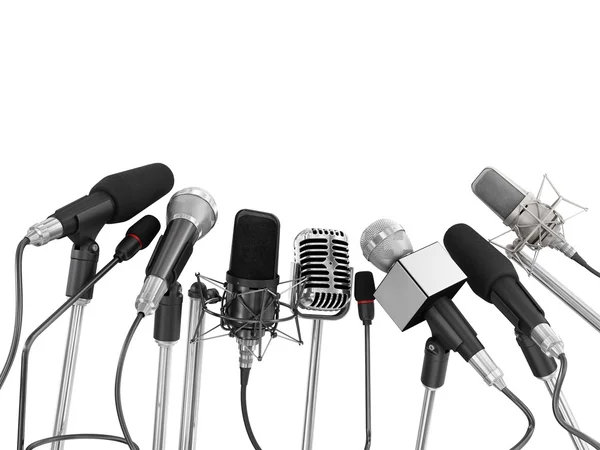 Verschillende microfoons uitgelijnd op persconferentie geïsoleerd een — Stockfoto