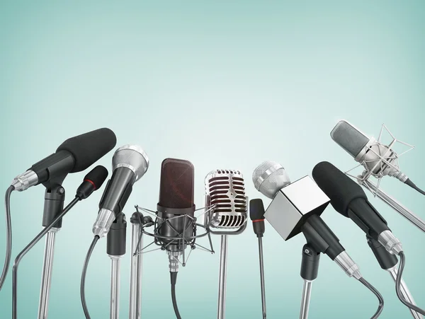 Çeşitli mikrofonlar basın toplantısında hizalı. — Stok fotoğraf