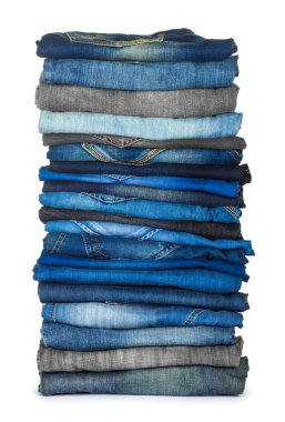 Mavi jeans beyaz bir arka plan üzerinde çeşitli tonları yüksek yığını