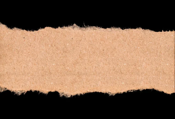 Kawałek papieru kraft rozdarty na czarnym tle — Zdjęcie stockowe