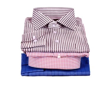 Beyaz bir arka plan üzerinde izole fazla renkli giysi yığınlarının