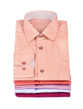 Beyaz bir arka plan üzerinde izole fazla renkli giysi yığınlarının