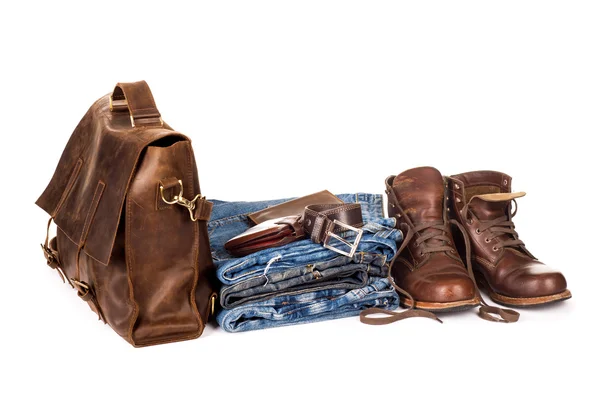 Conjunto formado por cinturón y bolsa de jeans sobre fondo blanco — Foto de Stock