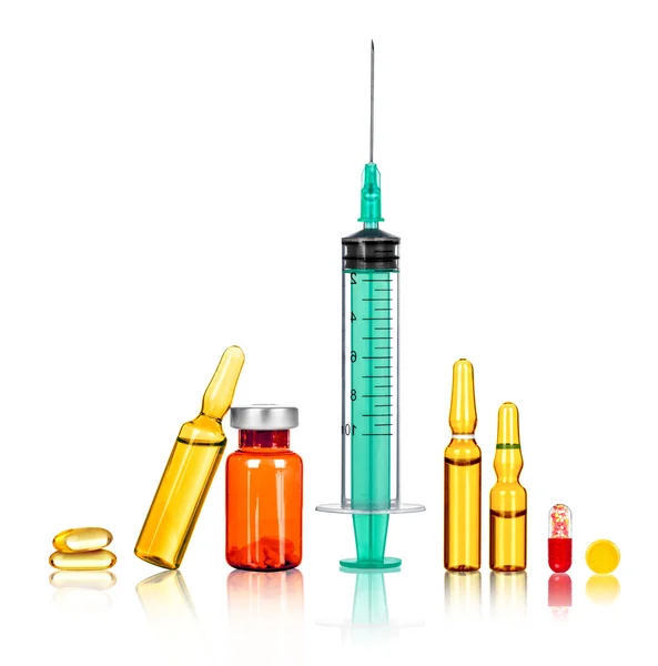 Injectiespuit met de naald, medische ampullen op een witte achtergrond — Stockfoto