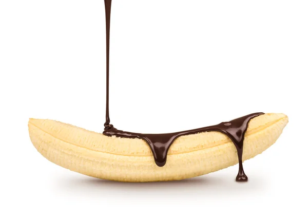 Chocolate negro se vierte en el plátano maduro sobre un fondo blanco — Foto de Stock
