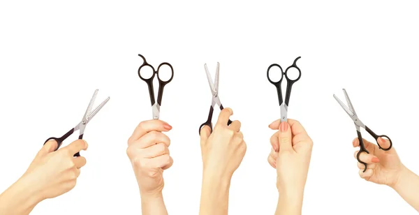 Manos sosteniendo un par de tijeras para cortar el cabello en un blanco —  Fotos de Stock