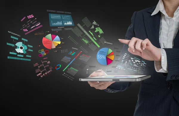 Kobieta trzyma tablet pc z wykresów i diagramów wylatujących. Sta — Zdjęcie stockowe