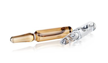 Beyaz arka plan üzerinde izole bir solution ile tıbbi ampül