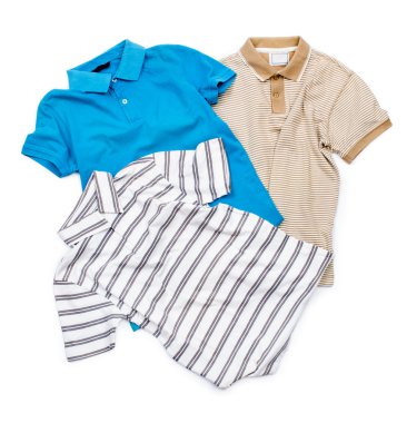 Beyaz arkaplanda üç tişört