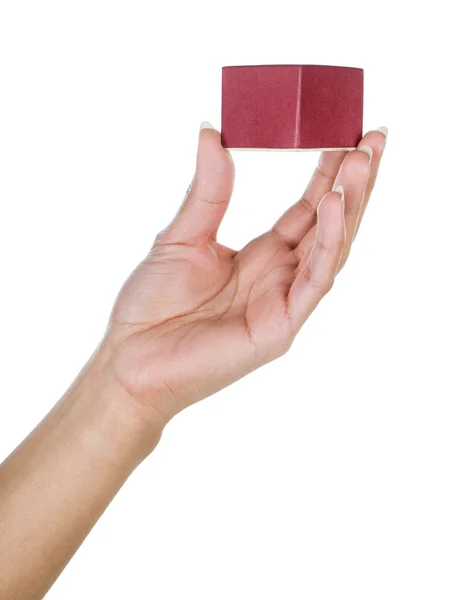 Weibliche Hand hält eine kleine Schachtel — Stockfoto