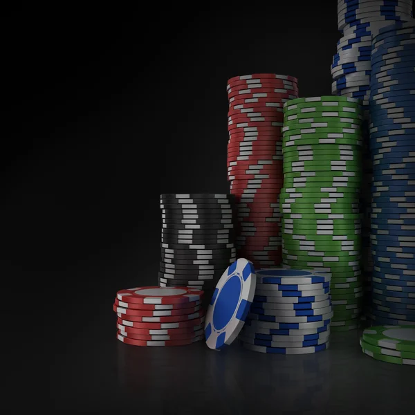 Montones de fichas de póquer sobre fondo negro . — Foto de Stock
