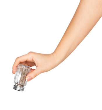 Beyaz arka plan üzerinde izole bir cam biber tutan el