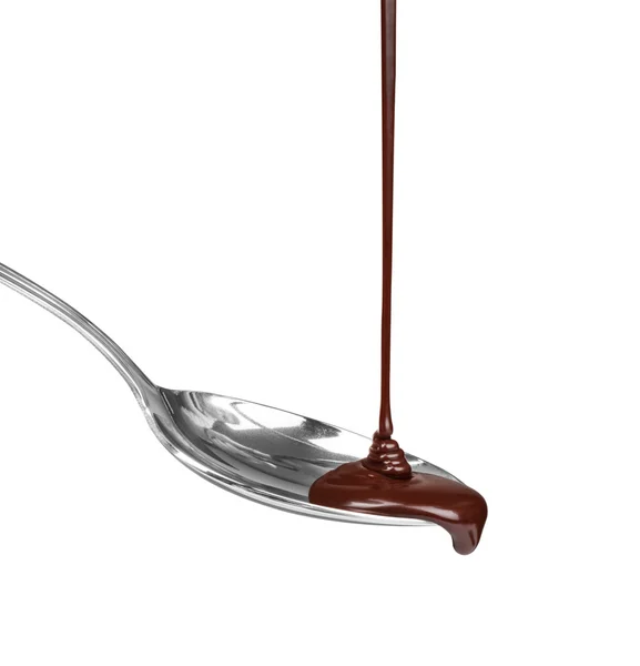 Chocolate goteando de una cuchara aislada sobre fondo blanco — Foto de Stock