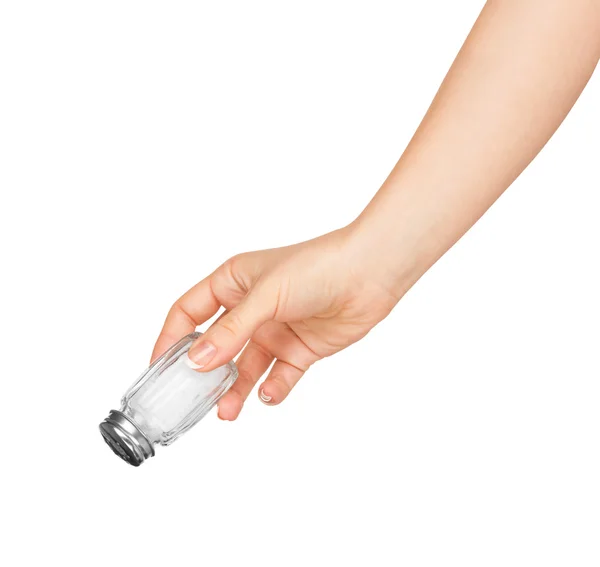 Hand met een glas zout shaker op witte achtergrond — Stockfoto